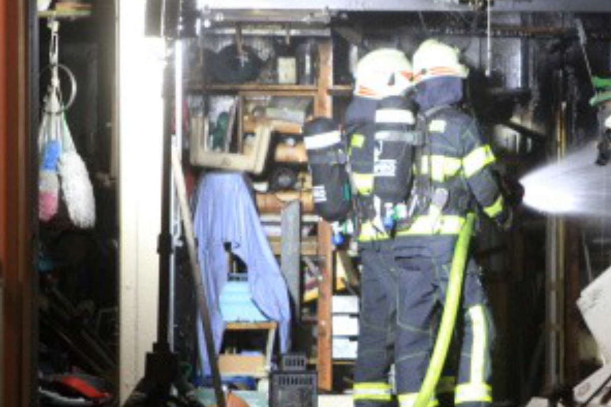 Anwohner sehen Feuer: Dichte Flammen beschädigen Garage und bedrohen Häuser
