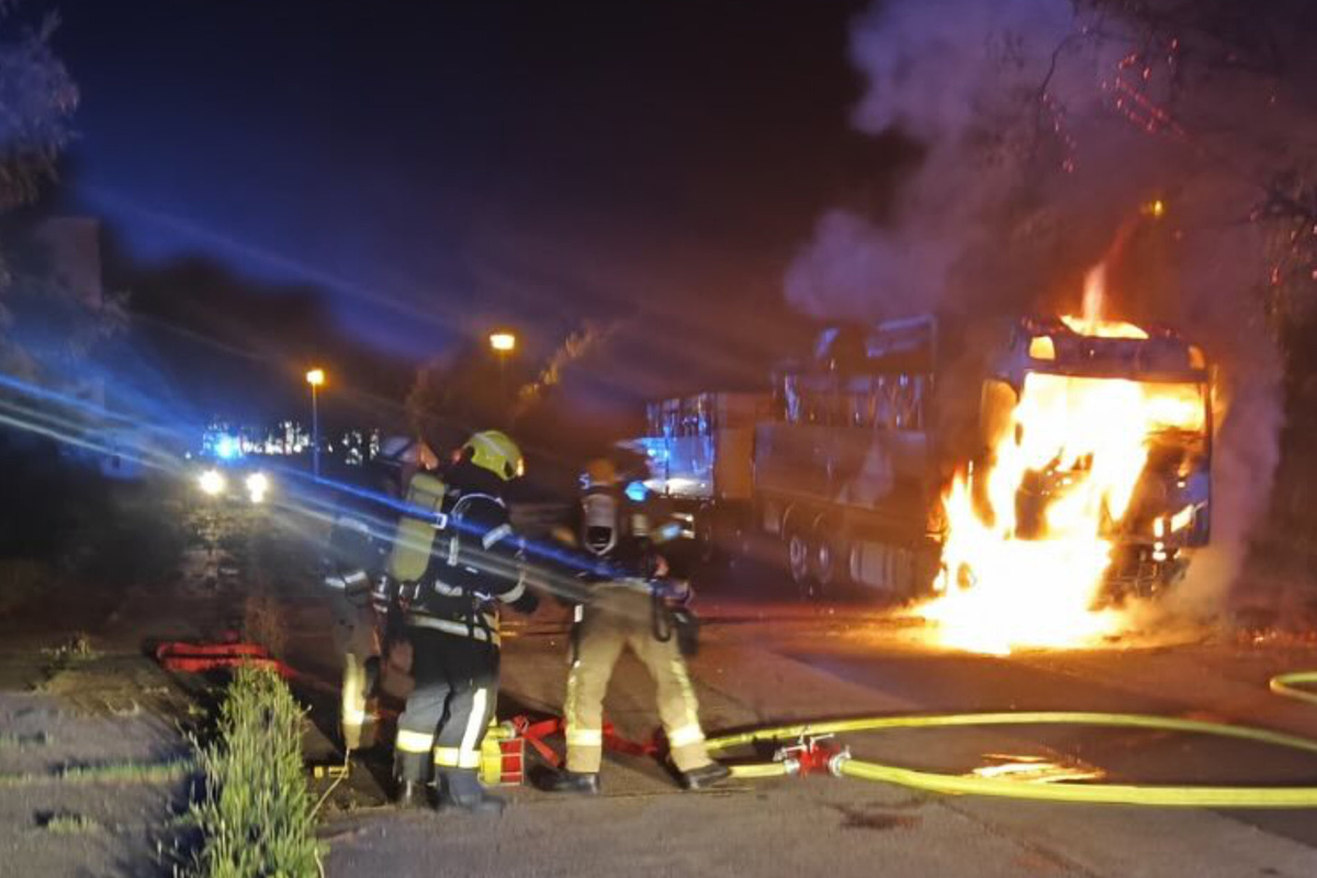 Lkw brennt lichterloh: Feuerwehr geht von hohem Schaden aus