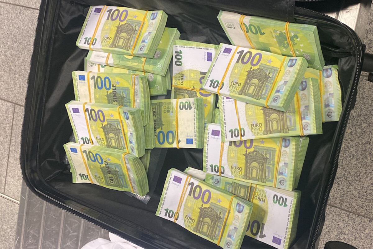 Zoll Findet Bei Kontrolle In Frankfurt Koffer Voller Geld Doch Etwas 