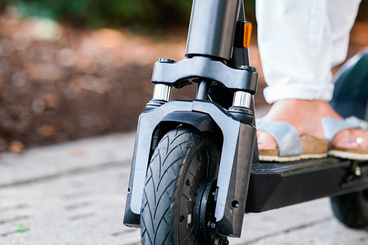 Nach schwerem Crash: E-Scooter-Fahrerin erliegt ihren Verletzungen