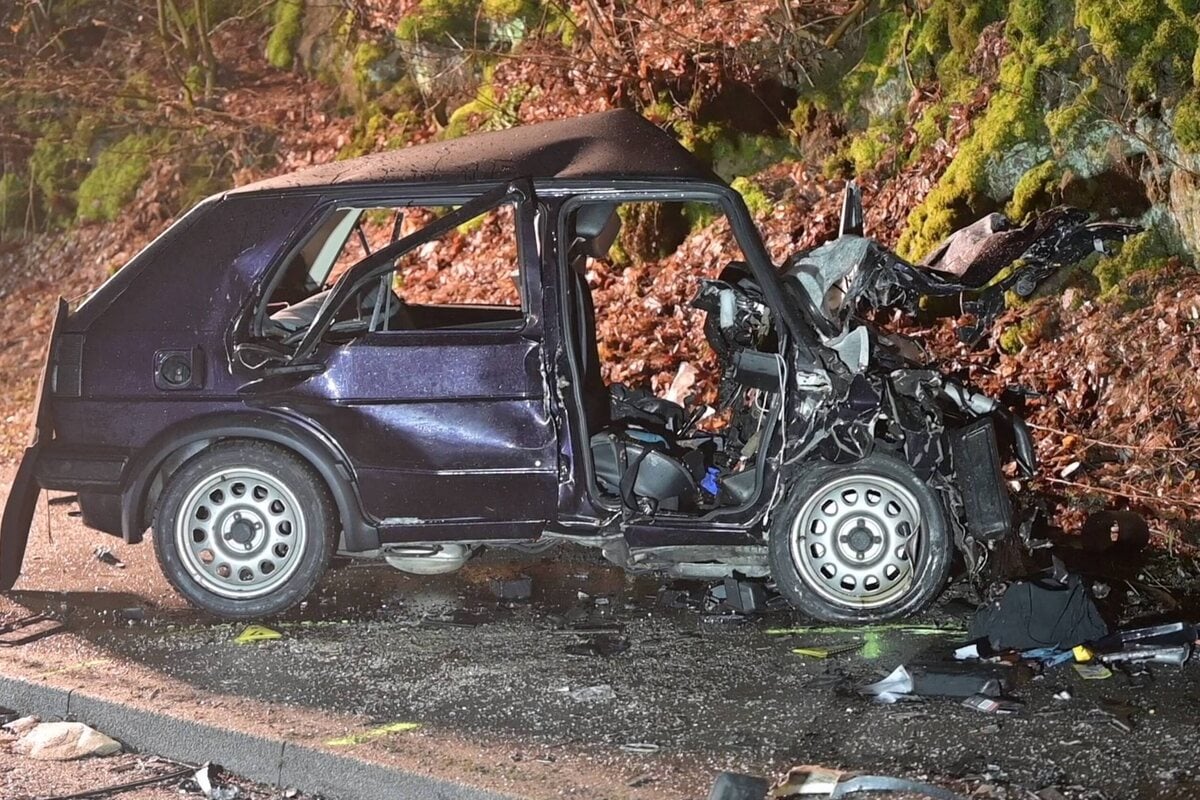 Beifahrerin-und-Fahrer-sterben-bei-Frontal-Crash-Alter-Volkswagen-v-llig-zerst-rt