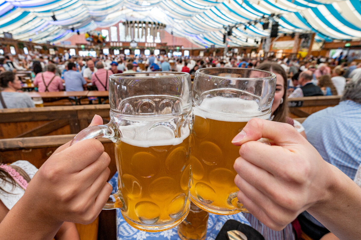 O'zapft is! Leipziger Oktoberfest auf der Alten Messe beginnt