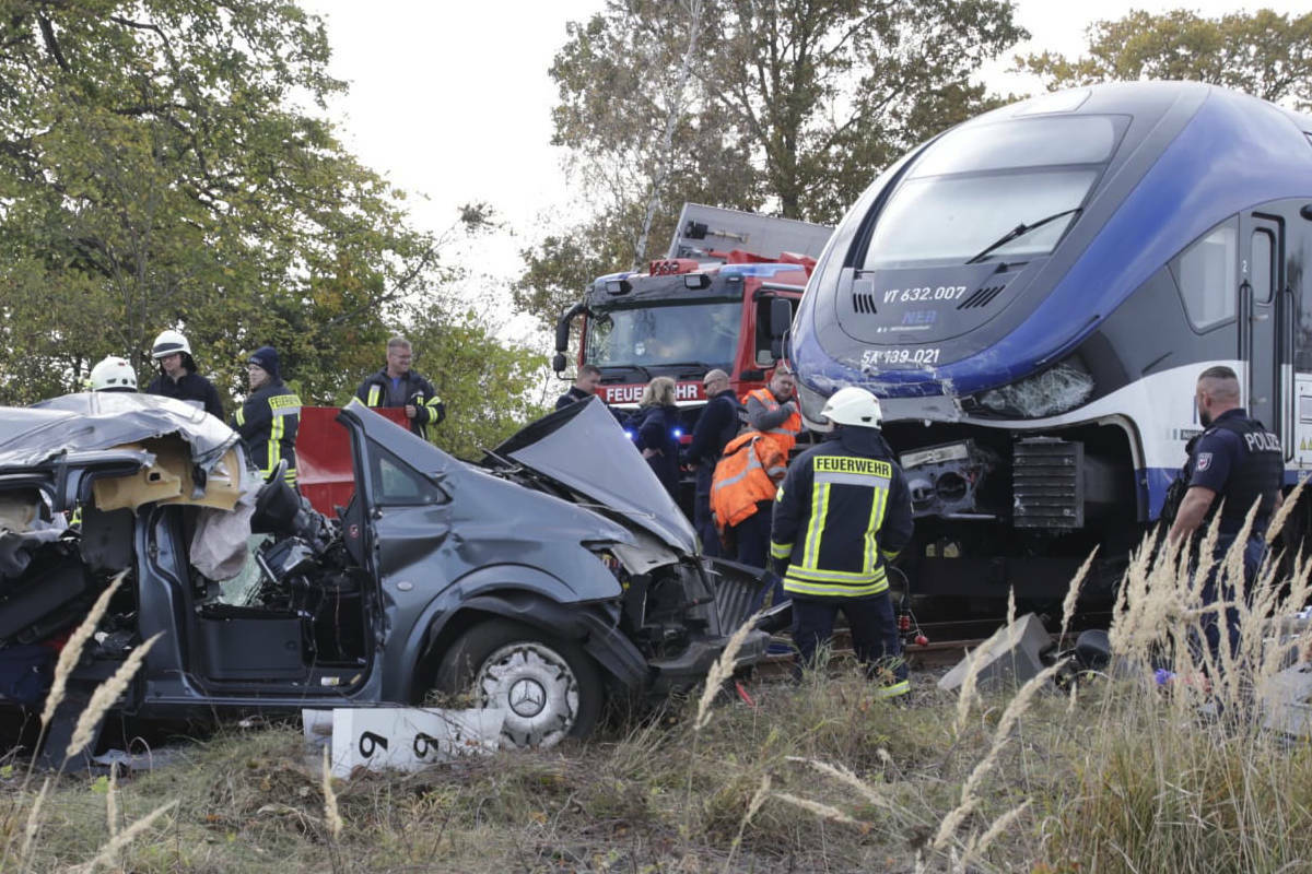 Zug erfasst Mercedes und schleift ihn 100 Meter mit: Zwei Tote nach Crash an Bahnübergang