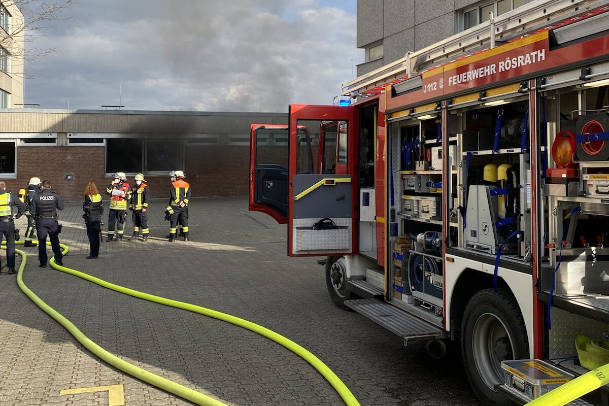 Brand in Rösrather Realschule: Feuerwehr rückt mit allen Einheiten der Stadt aus