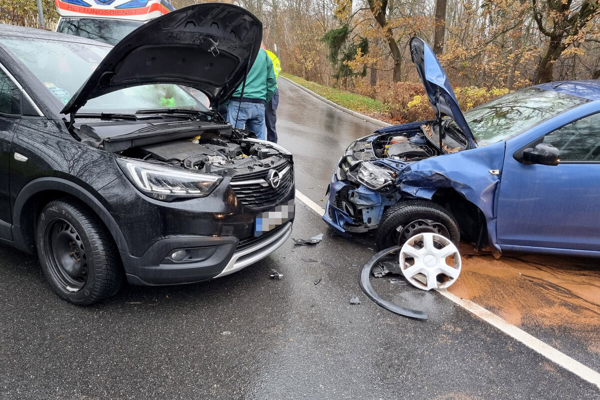 Vollsperrung Nach Frontal-Crash In Chemnitz