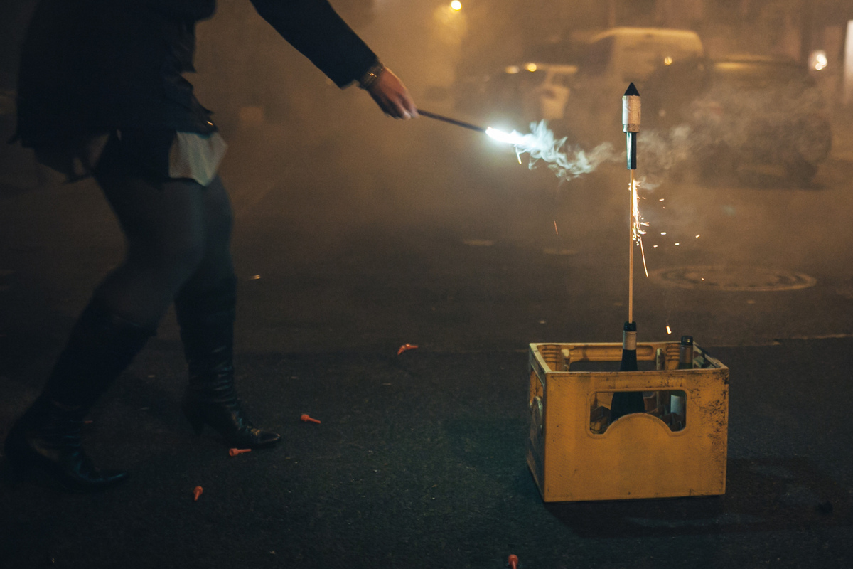 Polizei mit Silvester-Böllern beschossen: 30-Mann-Gruppe auf der Flucht!