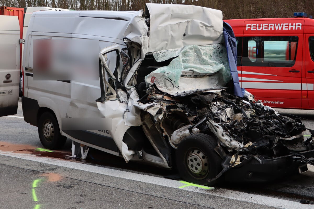 Transporter gerät auf A61 unter Sattelzug: Fahrer eingeklemmt und tödlich verletzt