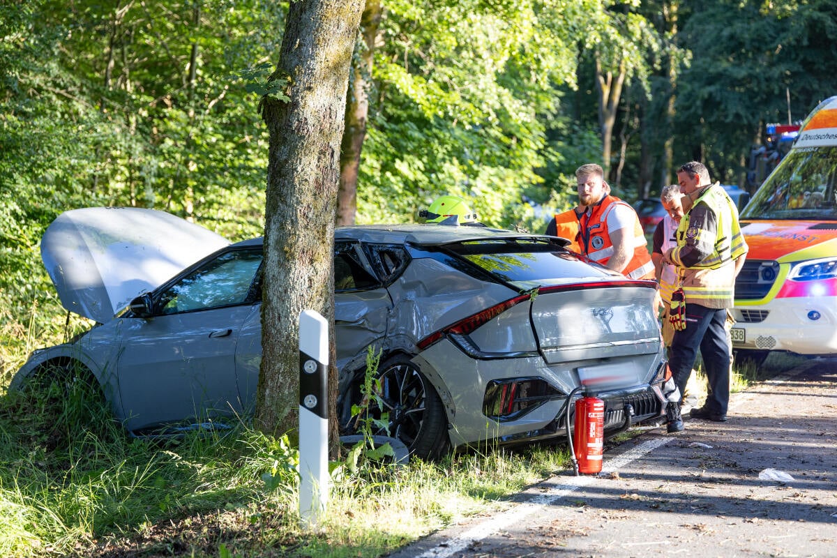 Heftiger-Unfall-mit-Elektroauto-Drei-Kinder-und-zwei-Erwachsene-teils-schwer-verletzt