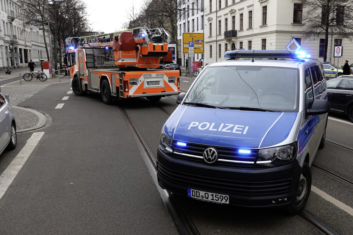 Flammen schlugen aus Fenster: Mindestens eine Verletzte bei Wohnungsbrand in Leipzig