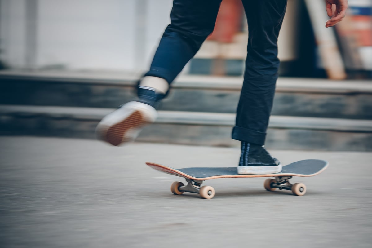 Wurde-er-bersehen-Skateboardfahrer-bei-Verkehrsunfall-schwer-verletzt