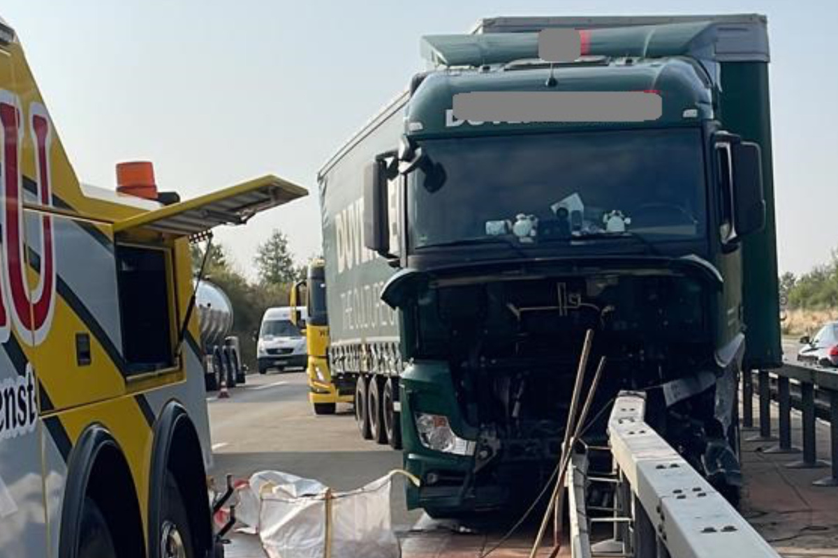 Unfall A14: Lkw Kracht Auf A14 Gegen Leitplanke - 56-jähriger Fahrer ...