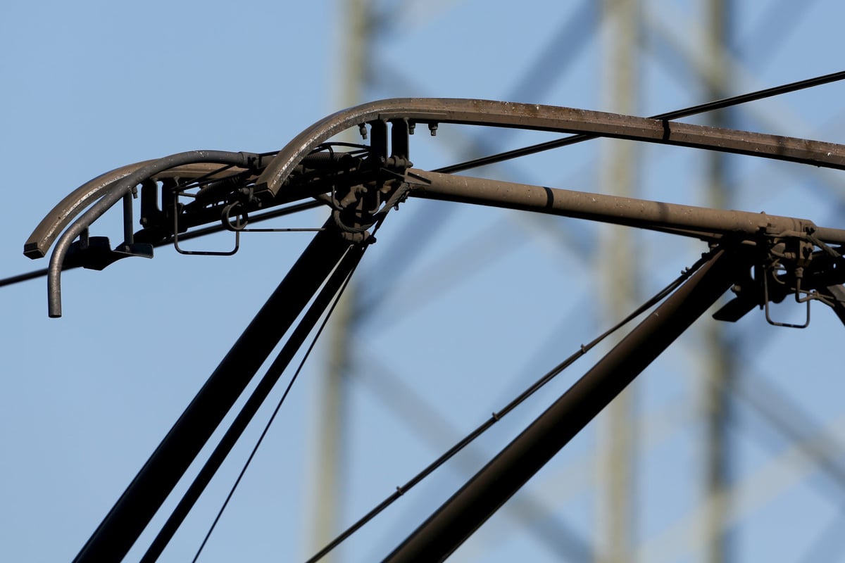 Bagger-besch-digt-Oberleitung-Stromabnehmer-bei-IC-und-RE-abgerissen