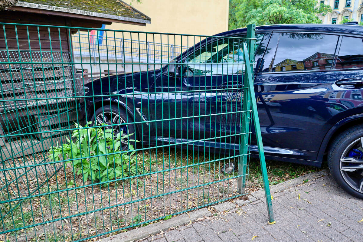 Unfall im Erzgebirge: Autofahrer brettert auf Kindergarten-Gelände