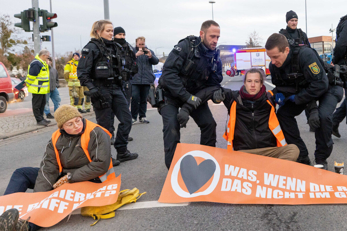 "Letzte Generation" blockiert Straße in Dresden: Klima-Protest erntet viel Kritik