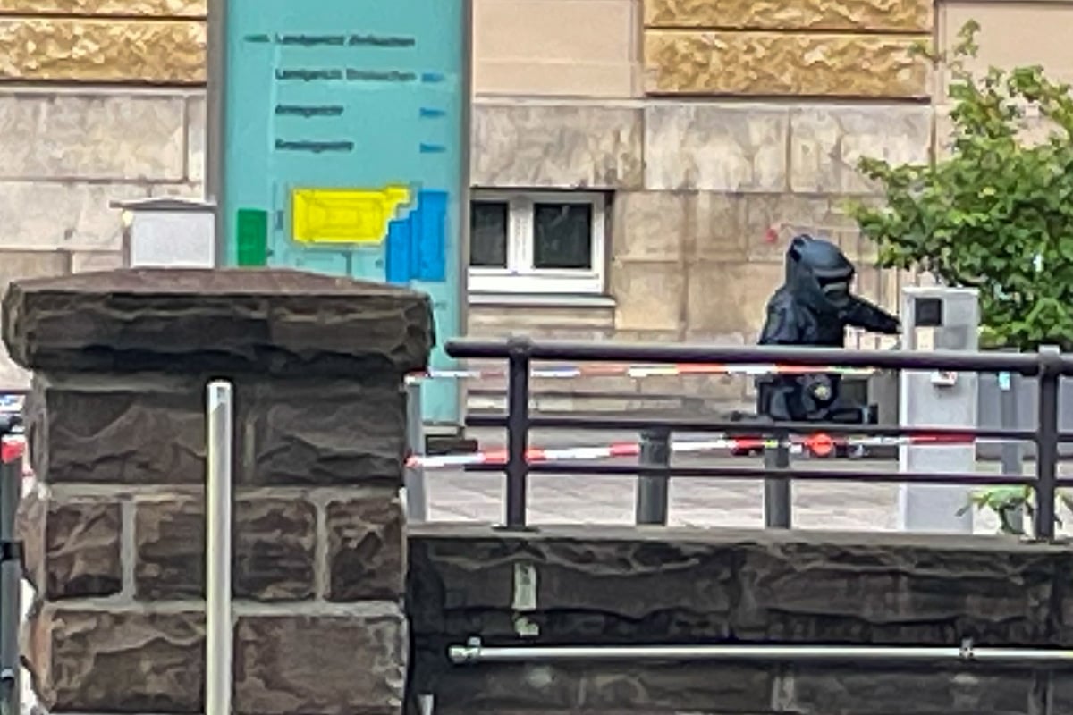 Bombenverdacht am Wuppertaler Justizzentrum: Polizei rückt mit Spezialkräften an