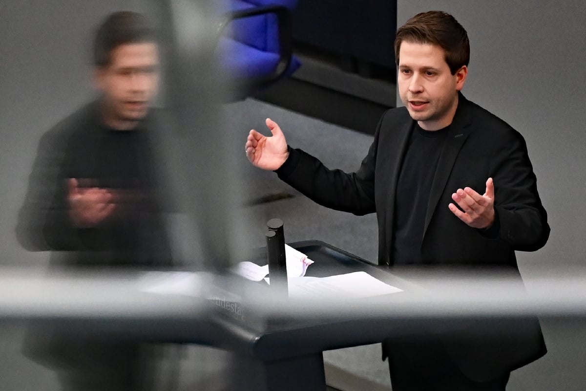 Kevin-K-hnert-kritisiert-Versorgungssystem-f-r-Ex-Politiker-Skandal-s-