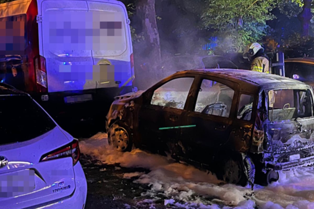 Auto komplett abgefackelt: Polizei sucht nach möglichem Brandstifter