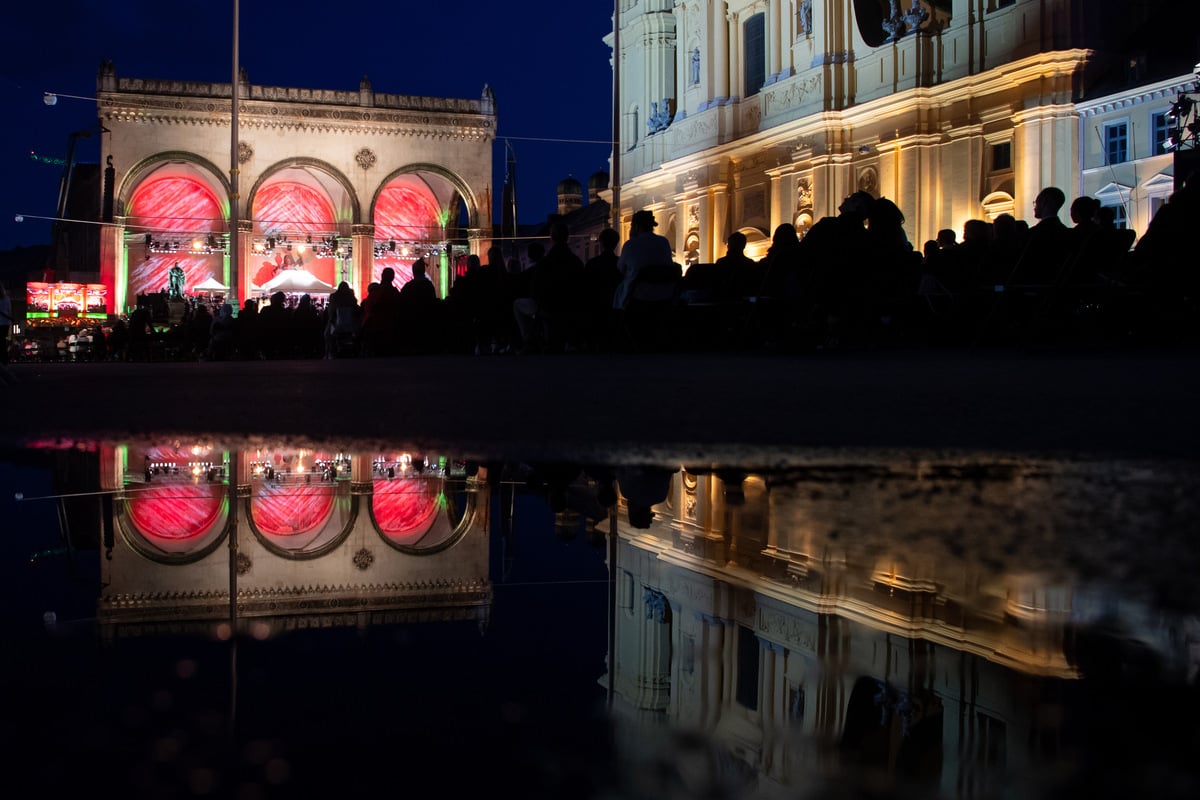 Tausende in München: Das ist heute Abend und am Samstag am Odeonsplatz los