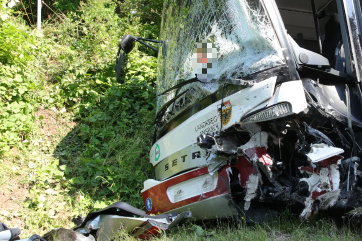 Opel kracht frontal in Linienbus: Junge Frau stirbt, Kleinkind schwer verletzt