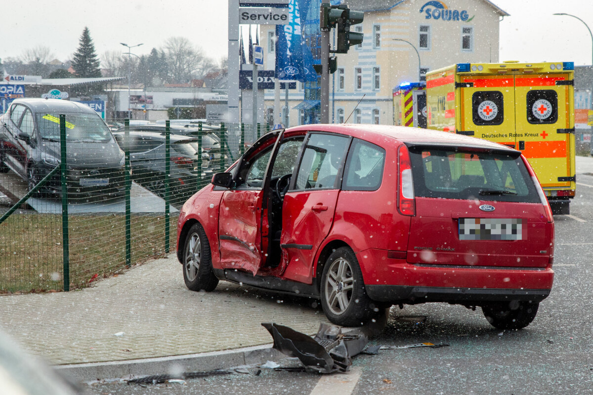 Fords-knallen-vor-Autohaus-zusammen-Verletzte-bei-Kreuzungs-Crash