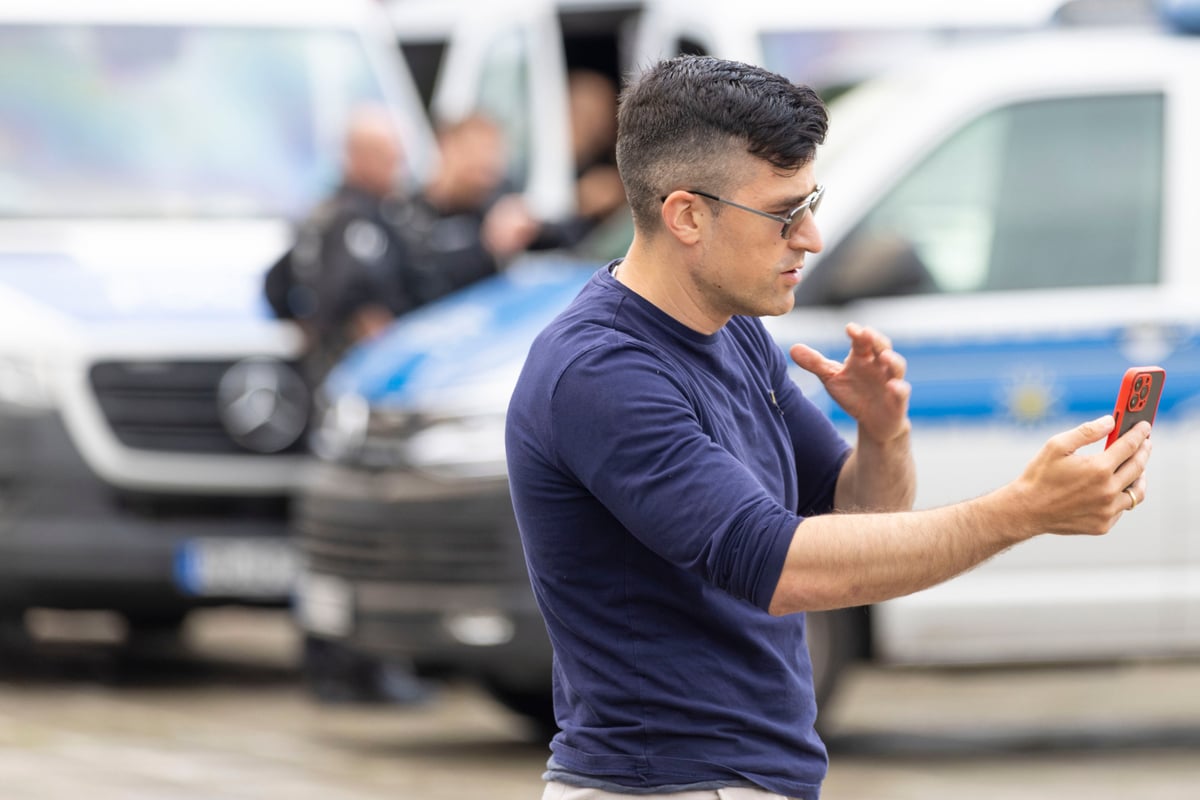 Rechtsextremer Martin Sellner in Dresden! Protest blockiert Pegida-"Spaziergänger"