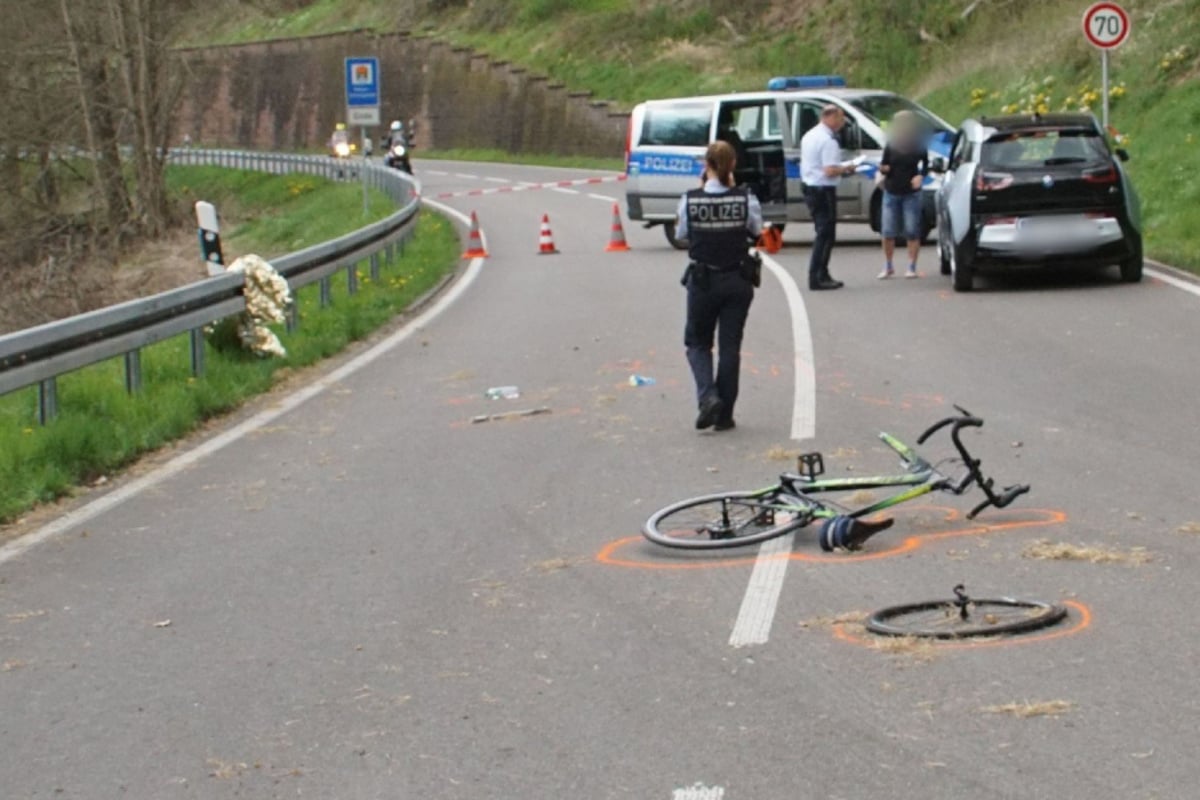 Radfahrer Schwebt Nach Unfall Mit Auto In Lebensgefahr