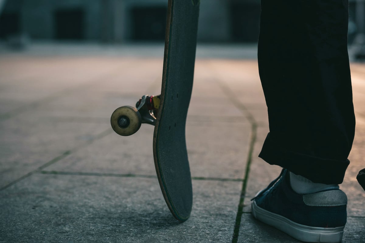 Skateboard auf den Kopf geschlagen und mit Steinen geworfen: Streit in Halle artet aus