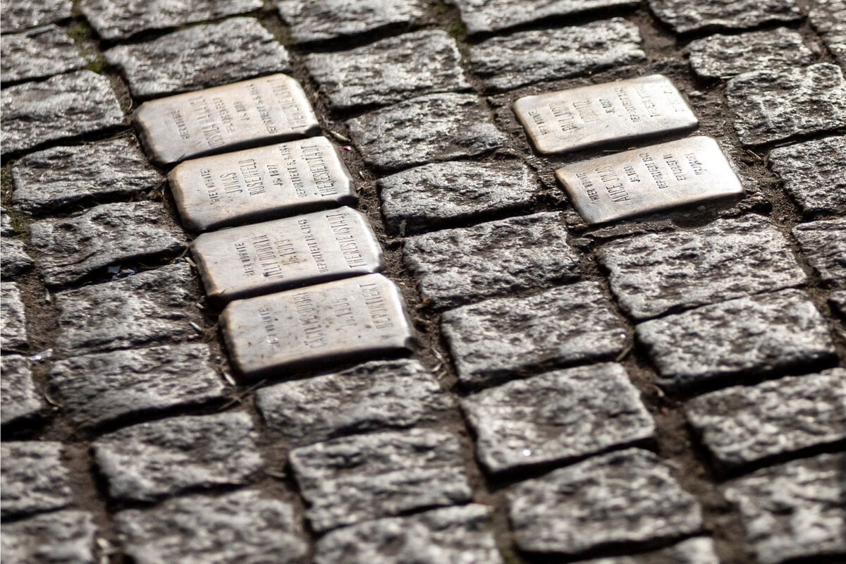 Kurz-vor-Jahrestag-des-Anschlags-Stolpersteine-in-Halle-herausgerissen-