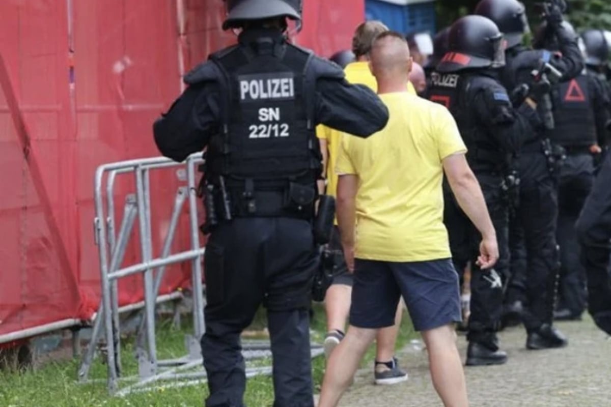 Eintracht-Fan-mit-Karate-Tritt-in-Gesicht-verletzt-Kripo-fahndet-immer-noch-nach-Lok-Brutalos