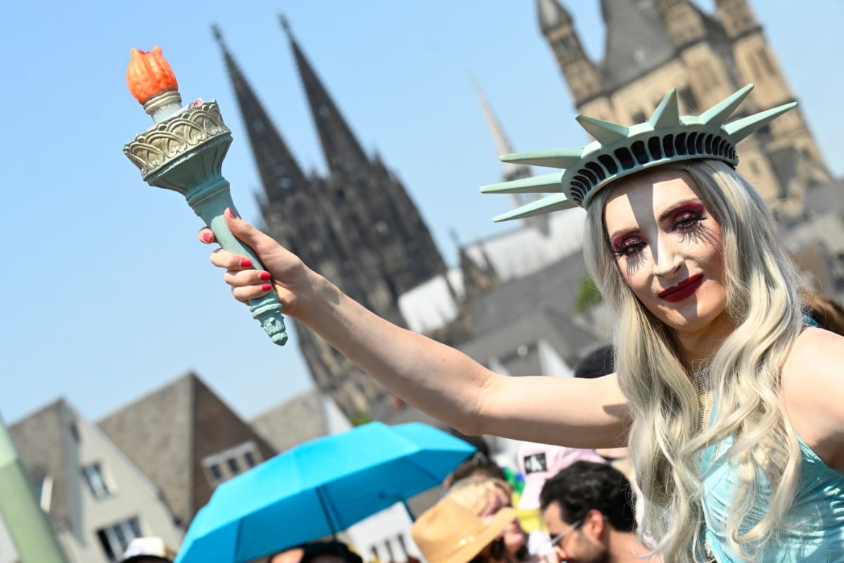 60.000 Teilnehmer, 90 Festwagen: CSD-Demonstration zieht durch Köln