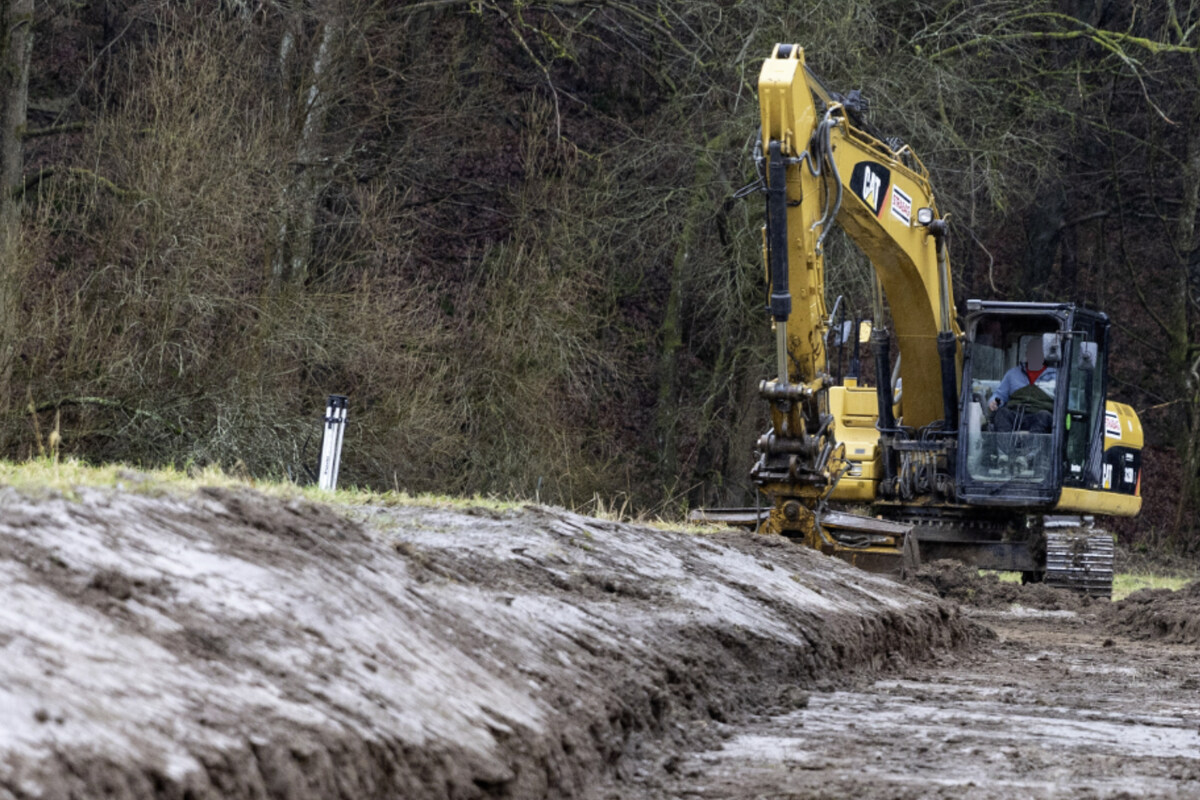 Hochwasser-Alarm: Leina über die Ufer getreten, Dammbau in Südthüringen