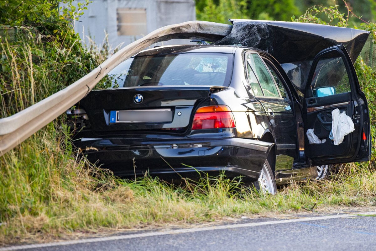 BMW kracht auf Flucht vor einer Polizeikontrolle unter Leitplanke: Fahrer sofort tot