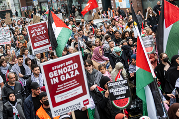 Hunderte Menschen protestieren in Düsseldorf gegen Palästinakrieg