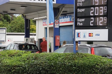Mann wirft Bierdosen und demoliert Kasse: Betrunkener rastet in Tankstelle komplett aus