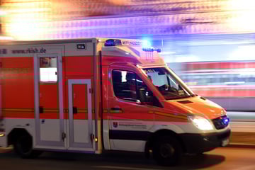 Kurioser Unfall auf Volksfest: Messer fällt aus Tasche und trifft Mann am Kopf
