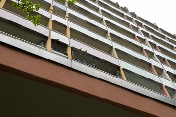 20-Jähriger in seiner Wohnung niedergestochen: Täter öffnet Polizei die Tür