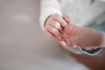 Unterkühltes Baby vor Klinik gefunden: Behörden suchen nach der Mutter