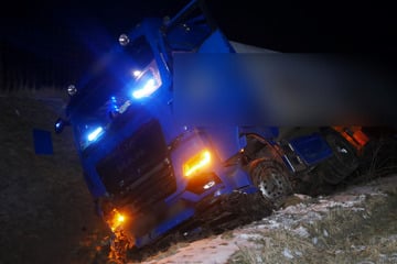 Unfall A1: Mit Cannabis am Steuer? Lkw-Fahrer schläft ein und landet im Graben