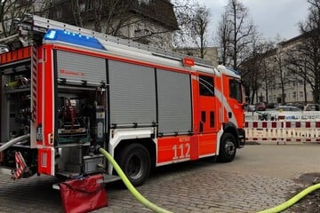 Berlin: Wohnung brennt in Steglitz: Feuerwehr rückt an