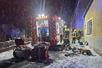 Feuerwehreinsatz im Erzgebirge: Brand in Wohnung ausgebrochen