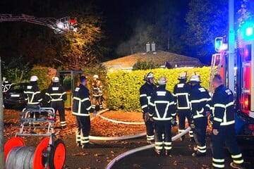 Hamburg: Feuerwehr im Einsatz: Wohnung in Hamburg brennt komplett aus