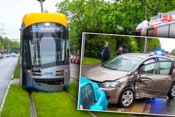 Folgenreicher Crash mit Straßenbahn: VW gegen parkendes Auto geschleudert