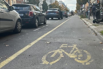 Passanten finden leblose Frau auf Radweg: Mysteriöser Todesfall stellt Polizei vor Rätsel