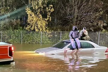 Autofahrer steuert Benz geradewegs in überflutete Straße - dann geht nichts mehr