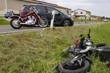 Tödliches Überholmanöver: Motorradfahrer kracht frontal in VW