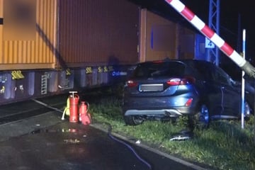 Ford-Fahrerin steuert trotz Schranke und Rotlicht auf die Gleise: Auto von Güterzug erfasst