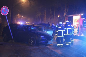 Mit mehr als einem Promille am Steuer: Betrunkener Fahrer rast in mehrere Autos