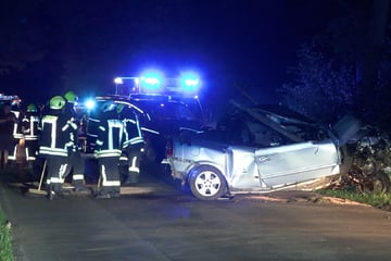 Motor schleudert 20 Meter durch die Luft: Cabrio-Fahrer lebensgefährlich verletzt