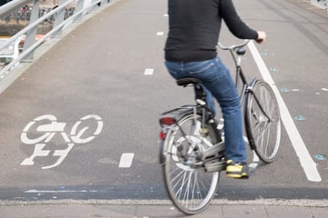 Streit eskaliert: Radfahrer prügelt Mann zu Boden
