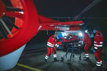 Crash an Kreuzung: Fünf Schwerverletzte, Fahrer und Beifahrer aus Seat geschnitten